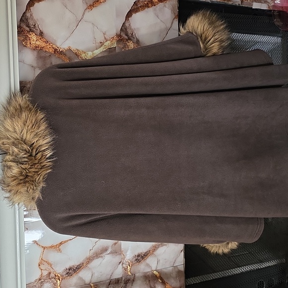 Elegant Brown Faux Fur Trimmed Cape Coat 🤎  PRE LOVED - Picture 5 of 6